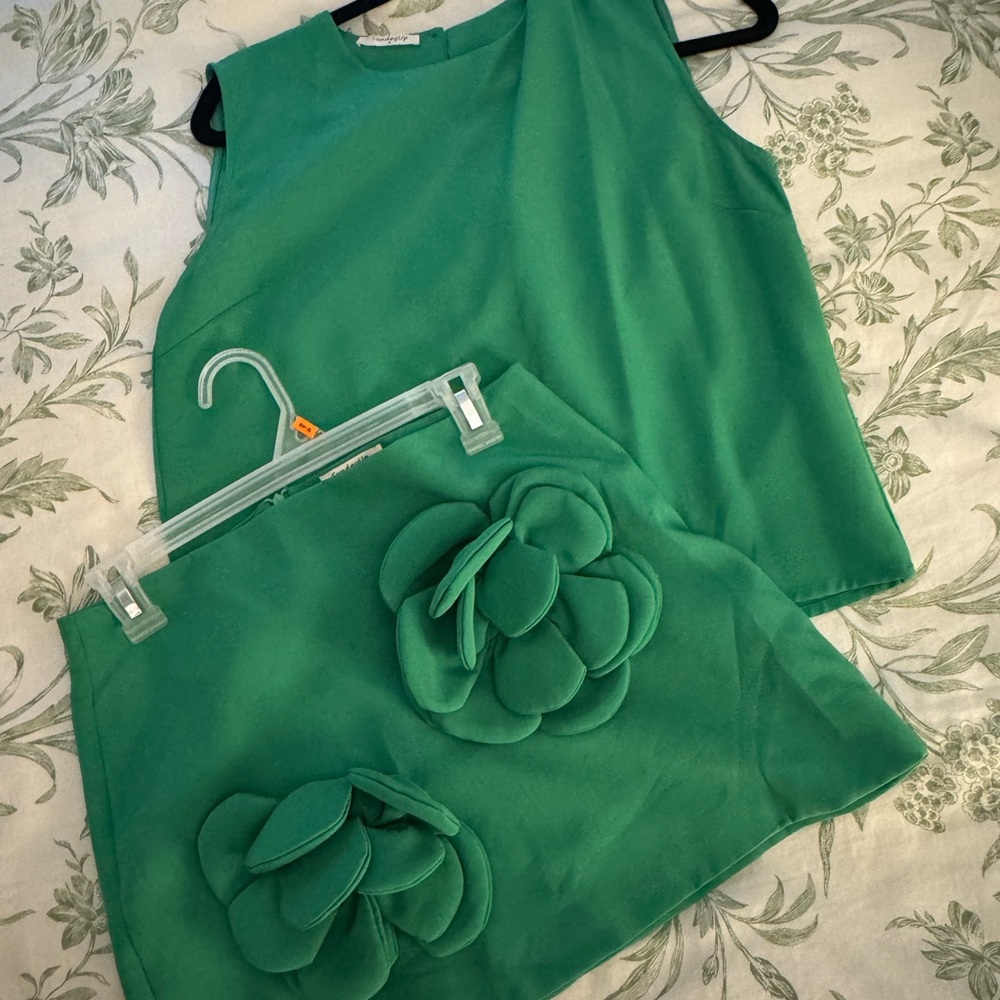 Green Sleeveless Top and Skirt Set with Floral Detail